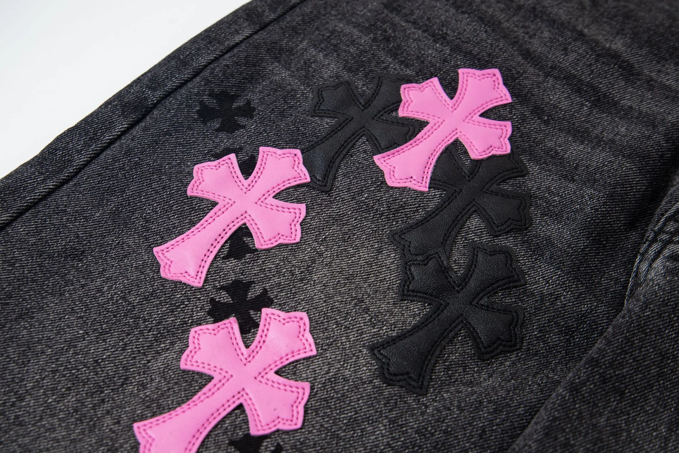 P260 Chrome Hearts Chrome Hearts Jeans Purple Matty Boy Sex Records Rivet Style Work Jeans CH Jeans need to be disassembled and washed before being dismantled and hand-stitched with sheepskin cross leather and then spliced ​​together to complete. The whole piece has too many craftsmanship to explain. The cabinet price is 16W+ level, patchwork cross pattern embellishment, high-waisted washed jeans! ! Absolutely high-end luxury products, 8W+ level god-level items, super popular products, made with top heavy industry, a magic weapon that cannot be missed. About Kroxin This is an extremely luxurious fashion brand, which can also be called the aristocrats of the high street. It has always been an exclusive brand for some hipsters or rich second generation. Compared with ordinary high streets, it is more luxurious and noble. Compared with luxury brands, it has a more fashionable personality and has always been a brand that I have a special liking for. Style number: 1761# Size: 28 30 32 34 36
